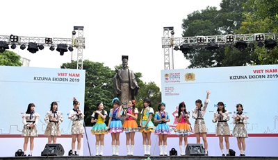 sgo48 lan dau dien chung san khau voi akb48 tai viet nam 7 SGO48 tự tin hát tiếng Nhật trên sân khấu cùng đàn chị AKB48